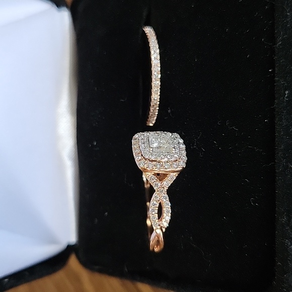 14K Rose gold bridal set Size 5 Reasonable offers will be considered. - Picture 4 of 8